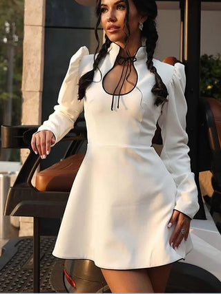 BEVERLY - Robe mini élégante noire à lacets et manches bouffantes Élégance intemporelle pour toutes les occasions